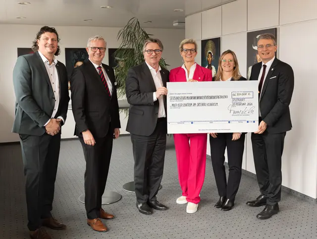 Freuen sich über rund 67 Millionen Euro Investitionsförderung vom Land Baden-Württemberg für das Multi-User-Zentrum auf dem neuen Klinikcampus: Geschäftsbereichsleiter Bau und Technik Rainer Stapf (v.l.), Medizinischer Vorstand Dr. Peter Kraemer, Minister Manne Lucha, Vorstandsvorsitzende Claudia Bauer-Rabe, Pflegerische Vorständin Kathleen Messer und Landrat Thorsten Erny. | Foto: Landratsamt Ortenaukreis