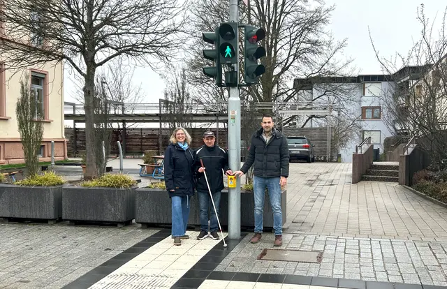 Von links: Anita Diebold (Behindertenbeauftragte des Ortenaukreises), Stefan Rendler (Blinden- und Sehbehindertenverein Südbaden) und Marcel Schiff (Straßenbauamt Ortenaukreis) an einer mit „LOC.id“ ausgestatteten Ampelanlage an der Bundesstraße 3 in Renchen | Foto: Landratsamt Ortenaukreis