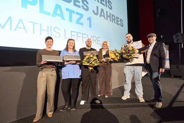 Die Preisträger in der Kategorie "Pfleger des Jahres" (Jury): Jelica Liebergesell (Platz 1, 3. v. r.), Michael Rost (1. Platz, 4. v. r.), Ulrike Hemmes (2. Platz, 5. v. r.) und Kathrin Litters (3. Platz, l.) und Mathis Lefevre (2. v. r.), der beim Publikumsvoting zum "Pfleger des Jahres" gekürt wurde, mit Laudator Peter Koch (r.); beim Publikumsvorting kam Ulrikes Hemmes und Kathrin Litters ebenfalls auf die Plätze 2 und 3. | Foto: Michael Bode