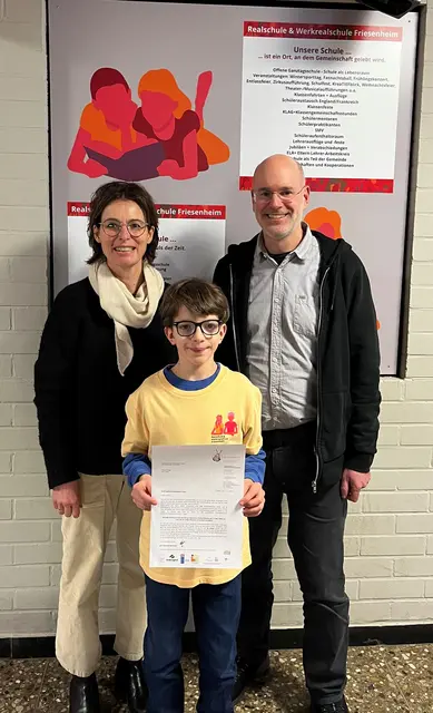 Bei der Preisverleihung in Stuttgart darf Joshua Rieger zusammen mit der Familie seinen Preis entgegennehmen. | Foto: Realschule Friesenheim