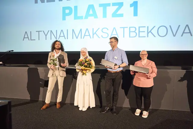 Die Preisträger in der Kategorie "Newcomer des Jahres" (Jury): Laudator John Victor Lopes (v. l.), Altynai Maksatbekova (1. Platz), Stellvertreter von Timo Kofler (3. Platz) und Sarah Schmieder (2. Platz) | Foto: Michael Bode