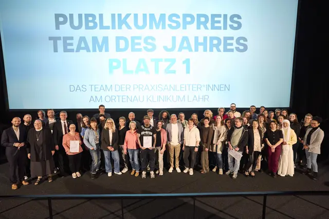 Alle ausgezeichneten Pflegekräfte sowie Laudatoren und Organisatoren | Foto: Foto: Michael Bode