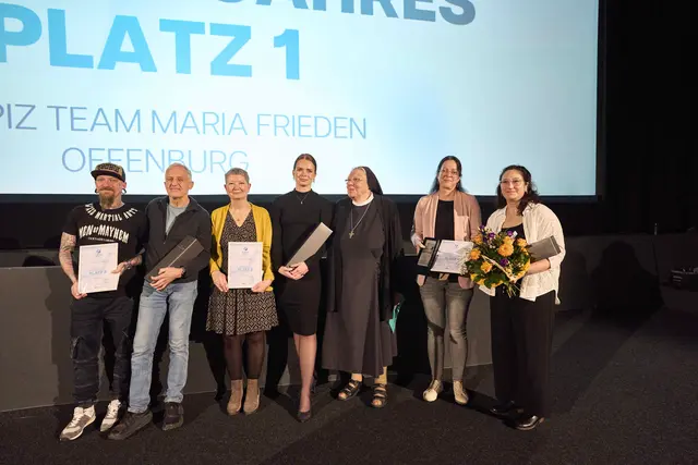 In der Kategorie "Team des Jahres" (Jury) gab es folgende Platzierungen: Auf Platz 1 kam das Team vom Hospiz Maria Frieden Offenburg (r.), auf Platz 2 Flex Pool Ortenau Klinikum (Mitte) und auf Platz 3 das Ausbildungsteam des Paul-Gerhard-Werks (l.). In der Mitte Laudatorin Schwester Michaela Bertsch | Foto: Michael Bode