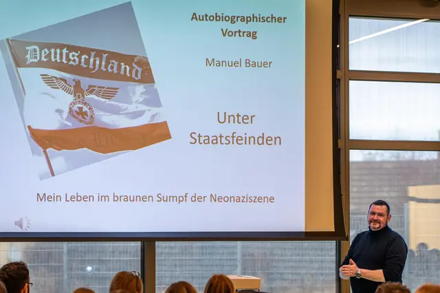 Manuel Bauer berichtet den Schülern aus seinem Leben als ehemaliger Neo-Nazi.  | Foto: Grimmelshausenschule Renchen