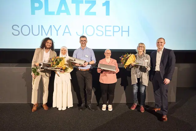 Die Erstplatzierte in der Kategorie "Newcomer des Jahres" (Publikumsvoting), Soumya Joseph, konnte nicht vor Ort sein. Für sie nahm Stationsleiterin Beate Vetter (2. v. r.) den Preis entgegen.  | Foto: Michael Bode
