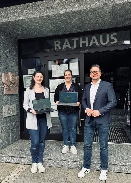 Rechnungsamtsleiterin Laura Ketterer (v. l.), stellvertretende Rechnungsamtsleiterin Anika Knapp und Bürgermeister Stefan Hattenbach | Foto: Jasmin Liebich/Gemeinde Kappelrodeck