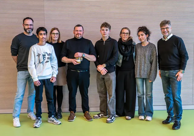 Manuel Bauer (4. v. r.) mit Schülern und Lehrern der Grimmelshausenschule Renchen.  | Foto: Grimmelshausenschule Renchen