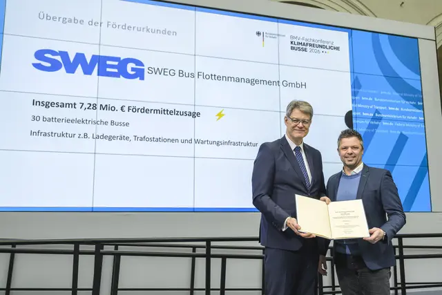 Bundesverkehrsminister Patrick Schnieder (l.) übergibt die Förderurkunde an SWEG-Konzerngeschäftsführer Dr. Thilo Grabo. | Foto: Frank Schroth Fotografie