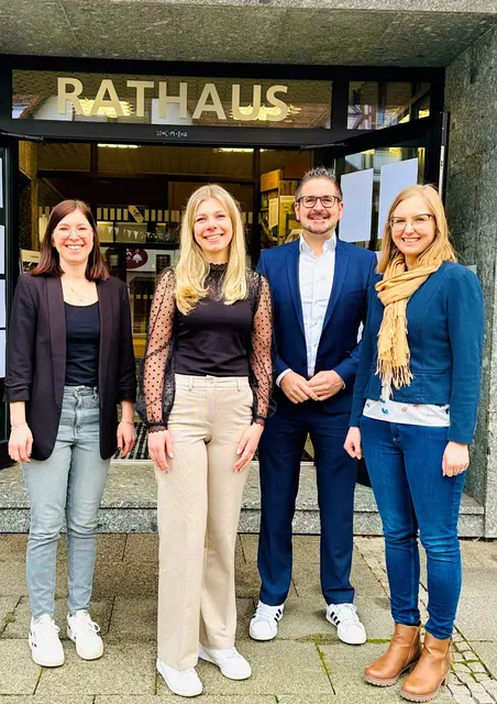 Personalleiterin Jeanette Salamone (v. l.), stellvertretende Bauamtsleiterin Leonie Roth, Bürgermeister Stefan Hattenbach und Bauamtsleiterin Nora Ludihuser
 | Foto: Gemeinde Kappelrodeck/Jasmin Liebich