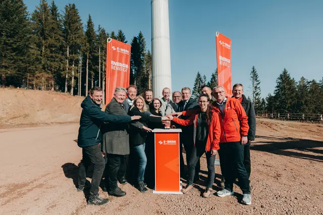Gemeinsame Inbetriebnahme auf der Prechtaler Schanze von links: Stefan Böhler, Technischer Service E-Werk Mittelbaden, Bürgermeister Wolfgang Hermann, Bürgermeister Siegfried Eckert, Bürgermeisterin Helga Wössner, Oberbürgermeister und Aufsichtsratsvorsitzender Marco Steffens, Sandra Boser, Bernhard Palm, Vorstandsvorsitzender E- Werk Mittelbaden, Regierungspräsident Carsten Gabbert, Landrat Thorsten Erny, Willi Lang und Teresa Frenssen, Projektleitung E-Werk Mittelbaden, Martin Wenz, Finanzvorstand E-Werk Mittelbaden und Dr. Nicolay Stoermer, Landratsamt Ortenaukreis | Foto: E-Werk Mittelbaden
