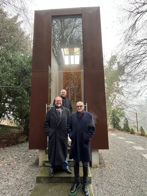 Eckehard Ficht (vorne links) mit Künstler Armin Göhringer und José F. A. Oliver (rechts) vor der Kapelle   | Foto: ag