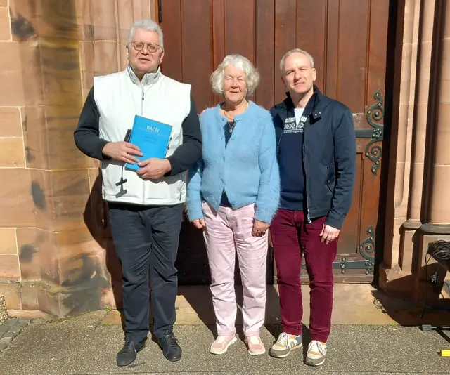 Singakademie Ortenau und Collegium Vocale Strasbourg Ortenau: gemeinsamer Chorleiter Olaf Fütterer (links) sowie die Vorsitzende der SAO, Rose-Irene Simon, und Christophe Guers-Neyraud, Präsident des CVSO, vor der Basilika Marienthal bei Hagnau/Elsass | Foto: Dieter Simon