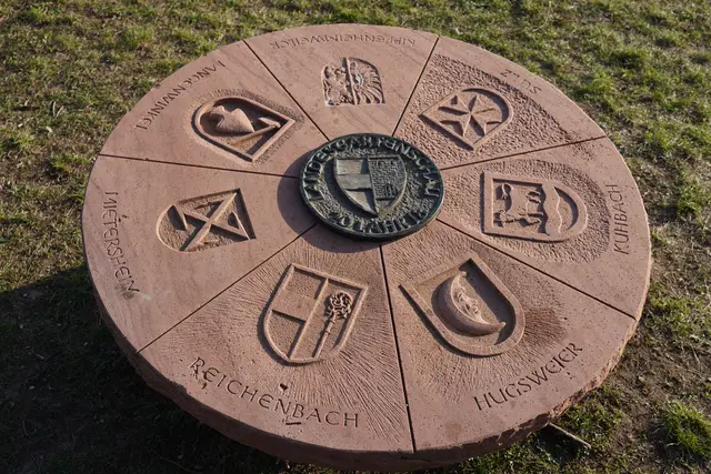 Der Stadtteilstein zeigt die Wappen der Stadt Lahr und der sieben Ortsteile Hugsweier, Kippenheimweiler, Kuhbach, Langenwinkel, Mietersheim, Reichenbach und Sulz.  | Foto: Stadt Lahr
