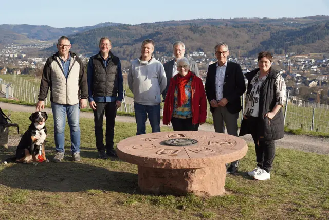 Einweihung des Stadtteilsteins auf dem Lahrer Schutterlindenberg: Georg Bader (v. l.), Ortsvorsteher Hugsweier, Fabian Roßmanith, Leiter Grün und Umwelt, Klaus Dorner, Ortsvorsteher Kippenheimweiler, Bürgermeister Tilman Petters, Initiatorin Uschi Voll, Oberbürgermeister Markus Ibert und Nicole Baur, Ortsvorsteherin Sulz | Foto: Stadt Lahr