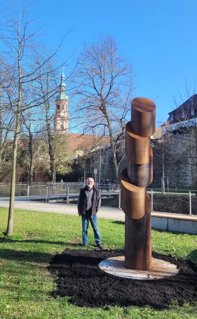 Jürgen Knubben vor seinem Werk „Große Rundsäule“ am Mühlbach in Offenburg | Foto:  Stadt Offenburg/Abteilung Bildende Kunst