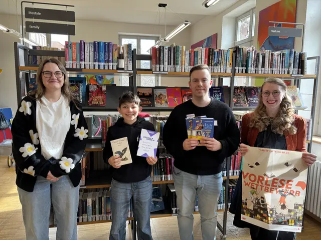 Die Jury, bestehend aus Lea Vranic, Jan Roth und Verena Schlupp (von links) beglückwünschen Johann Kurtz zum Sieg des Kreisentscheids Offenburg.  | Foto: Stadtbibliothek Offenburg/Sebastian Fösel
