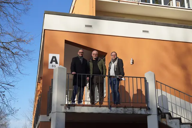 Oberbürgermeister Markus Ibert hat sich bei einem Rundgang über den Campus mit Holger Henning und Thomas Walter (v. l.) über die pädagogische Arbeit im Dinglinger Haus informiert. | Foto: Stadt Lahr