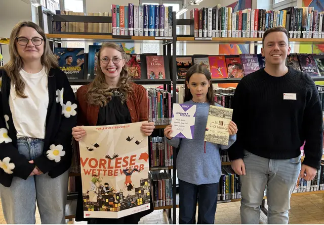 Die Jury, bestehend aus Lea Vranic, Verena Schlupp und Jan Roth (von links), beglückwünschen Amelie Doering zum Sieg beim Kreisentscheid Ortenau Nord.  | Foto: Stadtbibliothek Offenburg/Sebastian Fösel