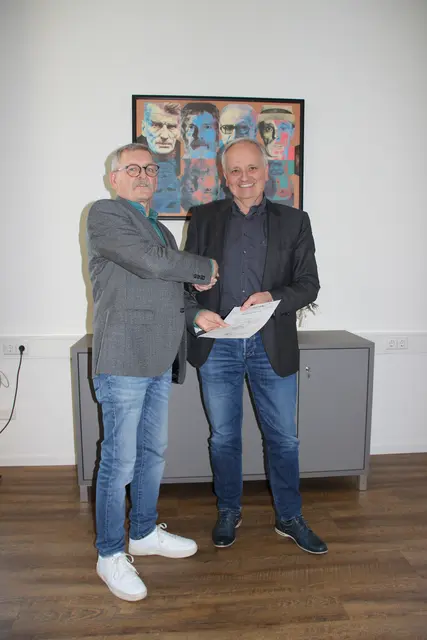 Uwe Beck (r.) erhält vom ersten Bürgermeisterstellvertreter Reinhold Schmidt (l.) die Ernennungsurkunde zum Amtsverwalter  | Foto: Thomas Bantel/Stadt Rheinau 