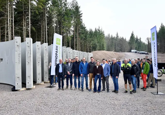 Zum Start des Hochbaus des Windparks Hummelsebene kamen Vertreter der beteiligten Kommunen sowie der Projektpartner auf der Baustelle zusammen und gaben gemeinsam den symbolischen Startschuss für den Bau der drei Windenergieanlagen.  | Foto: Stadtwerke Oberkirch 