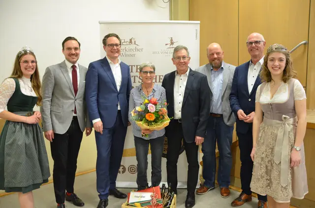 Die Badische Weinprinzessin Hannah Spraul (v. l.), Sebastian Hill, Karsten Eisele, Ursel und Herbert Vollmer, Erster stellvertretender Vorstandsvorsitzender Klemens Schnurr, Franz Männle und die Oberkircher Weinprinzessin Tina Müller. | Foto: Susanne Wagner-Köppel