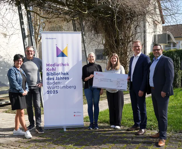Große Freude bei der Spendenübergabe bei der Mediathek Kehl: Natascha Kaiser (v. l.), Wolfram Britz, Sonja Kuhlmann, Sarah Dinger, Wolfgang Huber und Dominik Lentz | Foto: Sparkasse Hanauerland