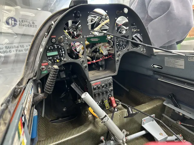 Das unverkleidete Cockpit eines modernen Segelflugzeuges offenbart allerlei Elektronik | Foto: Florian Ebert