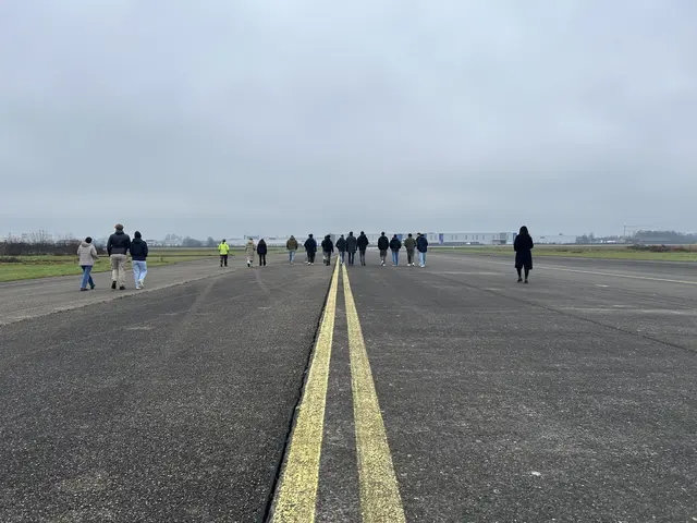 Von dem Taxiway in Richtung Landebahn – Studierende der Hochschule Offenburg erkunden den Flughafen Lahr | Foto: Florian Ebert