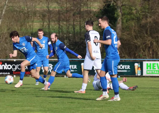 Lahr mit voller Kapelle gegen den Ball im gestrigen Heimspiel, das man problemlos gewinnen konnte. | Foto: Fissler