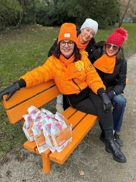 Die drei Zontian Angelika Balkhausen (v.l.), Anja Kreutzer, Simone Labiche mit Bäcker-Tüten auf der orangenen Bank im Bürgerpark. | Foto: Zonta-Club Offenburg
