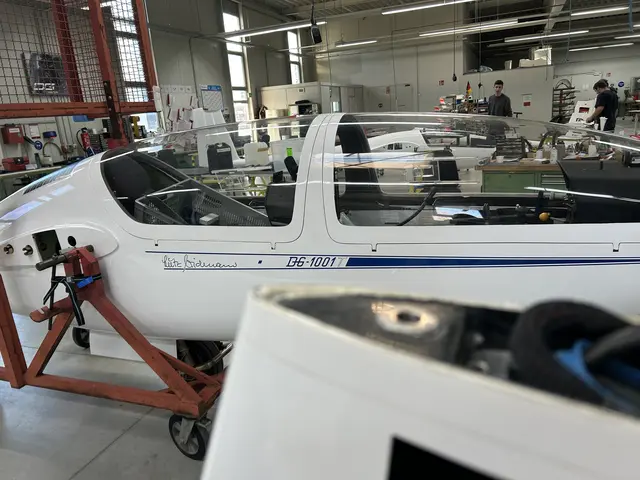 Frisch poliert - Der Rumpf eines Segelflugzeuges in der Endmontage kurz vor der Auslieferung | Foto: Florian Ebert