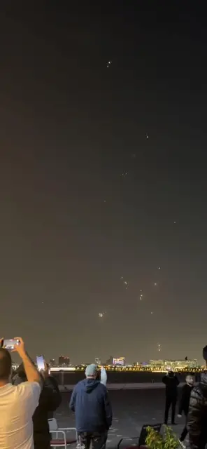 Was auf den ersten Blick wie ein Sternenhimmel aus Tausendundeine Nacht aussieht, sind die Flugabwehrgeschosse über dem Persischen Golf und damit bitterer Ernst.  | Foto: Foto: Frank Willmann