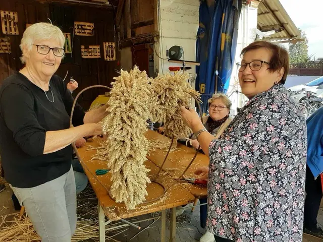 Die Helmlinger Landfrauen Christa Zimmer und Rosemarie Fien binden nach alter Tradition Erntekronen. | Foto: Landfrauen Helmlingen