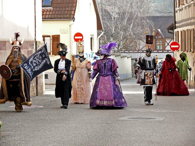 Auf dem Weg zur Rue du Gén de Gaulle, wo die Kostümträger:innen sich den zahlreichen Gästen präsentieren. | Foto: Alfred Schramm