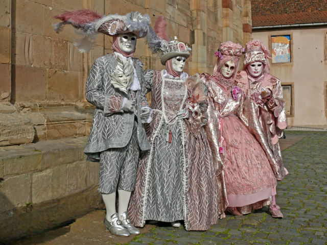Der Vorplatz bei der Eglise Saints-Pierre-et-Paul ist einer der Orte, wo sich die Kostümträger:innen den Fotografen gerne zur Schau stellen. | Foto: Alfred Schramm