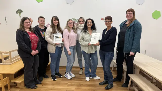 Große Freude bei allen Beteiligten: Sarah Koch (v. l.), Fabio Ohnemus (stellvertretende Leitung), Julia Studer, Meike Haag, Gina Dittel, Anja Ohnemus (Leitung), Ulrike Velte-Hoffmann (stellvertretende Sachgebietsleitung), Simone Blieffert (BEKi-Referentin) | Foto: Kita Zwergenoase