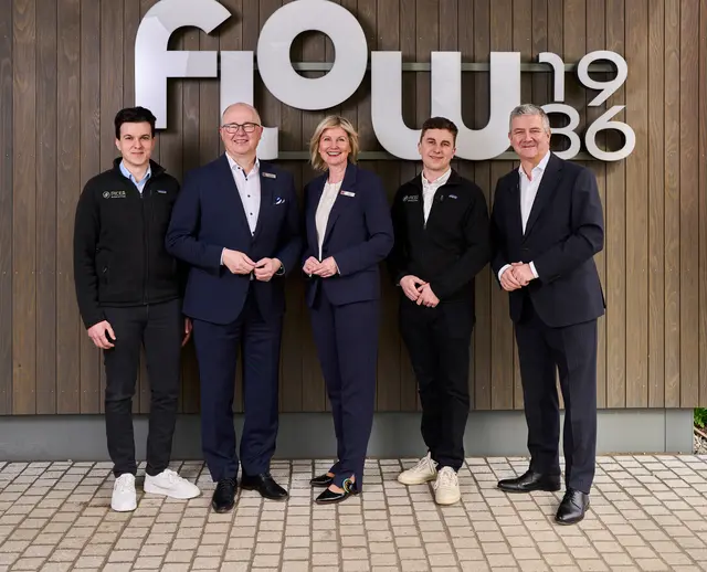 Gruppenbild vor dem Flow-1986-Gebäude in Offenburg, wo Picea Biosolutions mit seinen Labors beheimatet ist. Von links: Daniel Heid (Mitgründer Picea), Jürgen Riexinger (Vorstandsvorsitzender Sparkasse Offenburg/Ortenau), Nicole Dietl (Vorstandsmitglied Sparkasse), Tobias Stadelmann (Mitgründer Picea), Alexander Meßmer (stellvertretender Vorstandsvorsitzender Sparkasse) | Foto: Sparkasse Offenburg/Ortenau