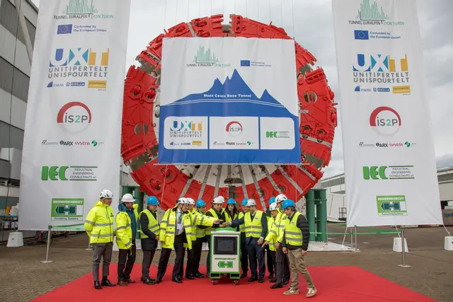 Martin-Devid Herrenknecht (5. v. r.) drückte den symbolischen Startknopf für den feierlichen Testlauf der Maschine. | Foto: Herrenknecht AG