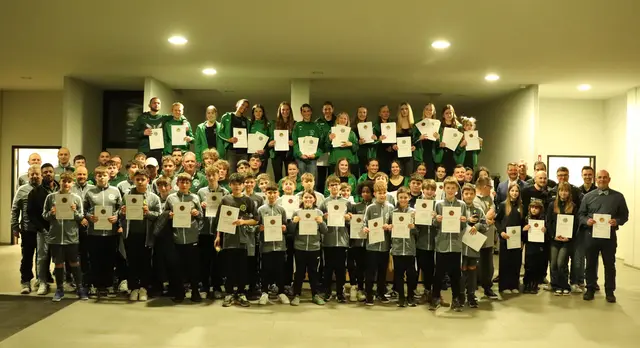 Bürgermeister Viktor Lorenz gemeinsam mit den ausgezeichneten Sportlern bei der diesjährigen Sportlerehrung. | Foto: Gemeinde Appenweier