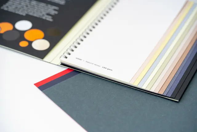 Mit drei Neuzugängen erweitert Koehler Paper das Koehler Eco Paper Farbsortiment und setzten dabei erneut ein Statement für nachhaltige Papierlösungen. | Foto: Koehler Gruppe