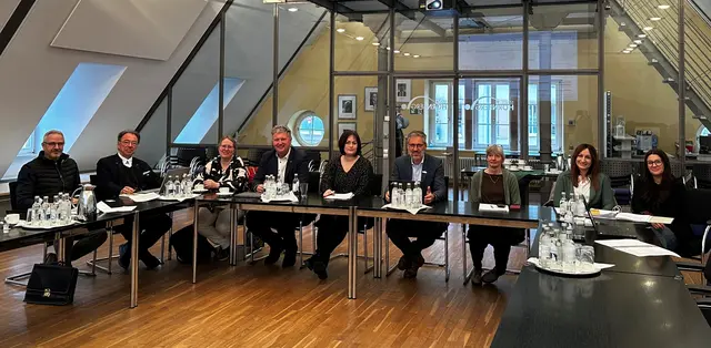 Von links: Alexander Kutzner, Hauptamtsleiter Gutach, der Gutacher Bürgermeister Siegfried Eckert, Dr. Lioba Markl-Hummel, Ortenauer Energie Agentur, der Hausacher Bürgermeister Wolfang Hermann, Doris Bohn, Stadtbauamt Hausach, der Hornberger Bürgermeister Marc Winzer, Pia Moser, Stadtbauamt Hornberg, Michaela Bruß, Stadtbauamt Wolfach, Isabel Fengler, Projekt-Koordinatorin | Foto: Stadt Hornberg