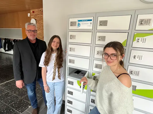 Im Hans Jakob Bildungszentrum gibt es Schließfächer für die Handys, wie Rektor Christof Terglane mit den Schülersprecherinnen Marlene Brucker und Naila Fischer (rechts) zeigen. | Foto: ag