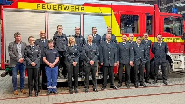 Bürgermeister Martini, Jugendgruppenleiterin Julia Suchrow, Feuerwehrkommandant Nils Schulze, Malte Stöwe, Oliver Schreiber, Elisa Kunze, Björn Eschenbach, Adam Steiner, Julia Fühner, Matthias Sachs, Stellvertretender Feuerwehrkommandant Markus Pehlke, Stellvertretender ehrenamtlicher Feuerwehrkommandant Bernhard Denne, Sebastian Holloway, Younis Waqaar, Abteilungskommandant Marco Dürr, stellvertretender Abteilungskommandant Markus Burg.  | Foto: Christina Häußler