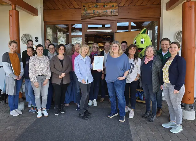 Das Team der Kita Kindertreff Willstätt mit den Leiterinnen Susanne Amtsberg und Astrid Wiebe (mittig), Prozessbegleiter Matthias Schäfer (dahinter), Regionale Präventionsbeauftragte Andrea Heiberger (rechts) und Dominik Hertlein (AOK Südlicher Oberrhein). | Foto: Gemeinde Willstätt/Holger Hemler