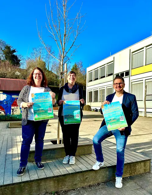 Bürgermeister Stefan Hattenbach (v. r.), Sabrina Braun und Stefanie Kunz präsentieren das Ferienprogramm. | Foto: Gemeinde Kappelrodeck/Jasmin Liebich