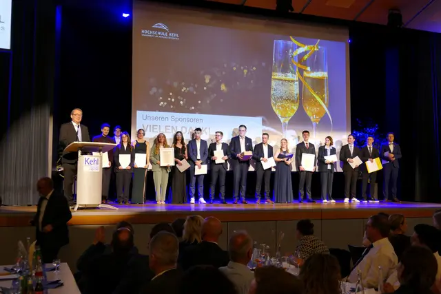 Die stolzen Preisträger unter den diesjährigen Absolventen des Bachelorstudiengangs „Public Management“ der Hochschule Kehl.   | Foto: Hochschule Kehl