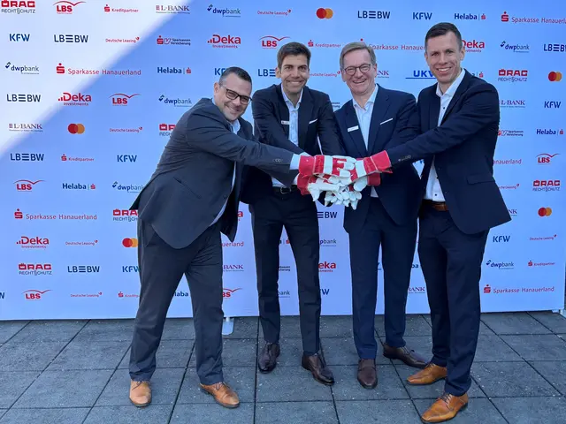 Dominik  Lentz (v. l.), Leiter Marketing, stellvertretender Vorstandsvorsitzender Nicolas Adler, Vorstandsvorsitzender Wolfgang Huber und Vorstandsmitglied Kim Björn Himmelsbach geben den Startschuss für die Umgestaltung der Hauptstelle der Sparkasse Hanauerland. | Foto: Sparkasse Hanauerland