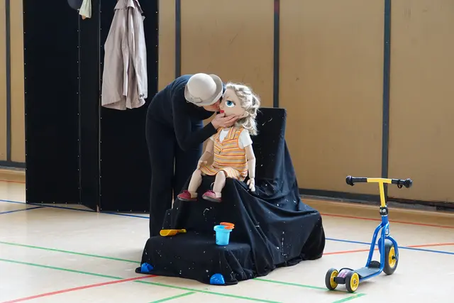 Schauspielerin Christine Theberath zeigt den Kindern, wie sie in unangenehmen Situationen selbstbewusst ihre Grenzen setzen können. | Foto: Stadt Kehl/Gabriele Dasch