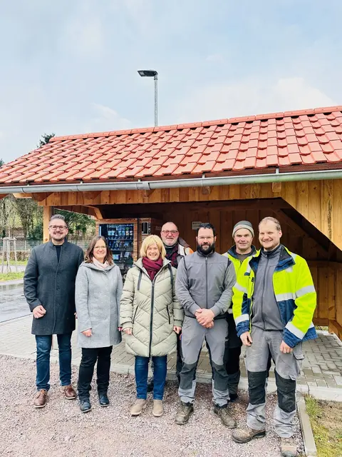 Bürgermeister Stefan Hattenbach (v. l.), Geschäftsführerin Claudia Stech von der Raiffeisen-Warengenossenschaft Kappelrodeck eG, Tourismusleiterin Bianca Lang, Bauhofmitarbeiter Hubert Waltersbacher, Bauhofleiter Norbert Kimmig sowie den Bauhofmitarbeitern Christian Bruder und Johannes Arndt  | Foto: Gemeinde Kappelrodeck/Jasmin Liebich
