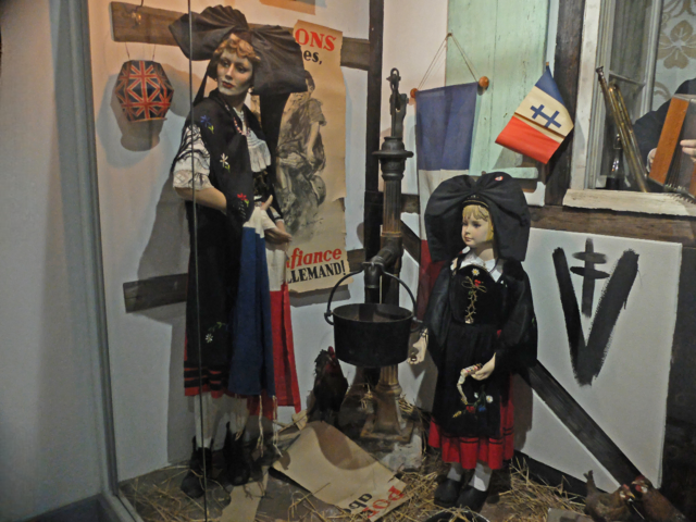 Eine Elsässerin in Tracht mit ihrer Tochter beim Wasserholen. | Foto: Alfred Schramm